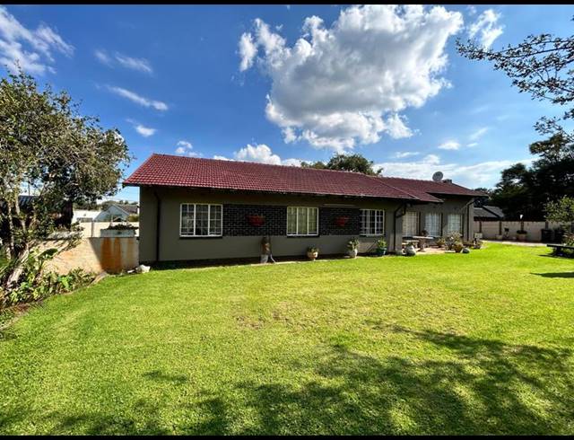 3 BEDROOM HOUSE FOR SALE IN DERSLEY